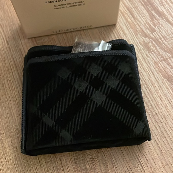 Burberry- Fresh Glow Highlighter - Picture 3 of 5